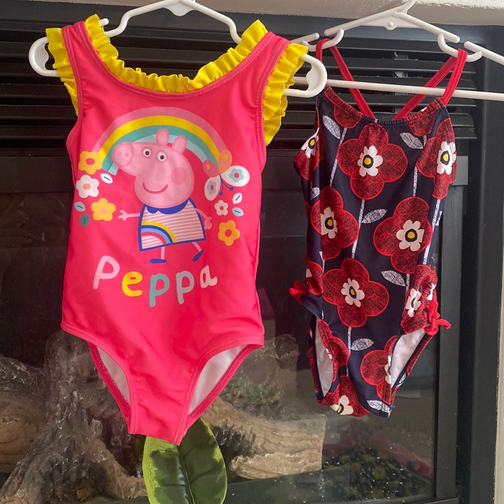 💕💛Baby girl swimsuits bundle 💕💛size 2T
